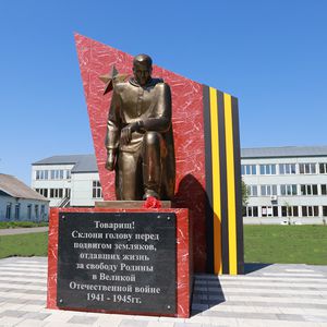 Мемориал "Скорбящий солдат" село Елыкаево.jpg