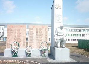 Мемориал «Скорбящий солдат» (село Елыкаево).jpg